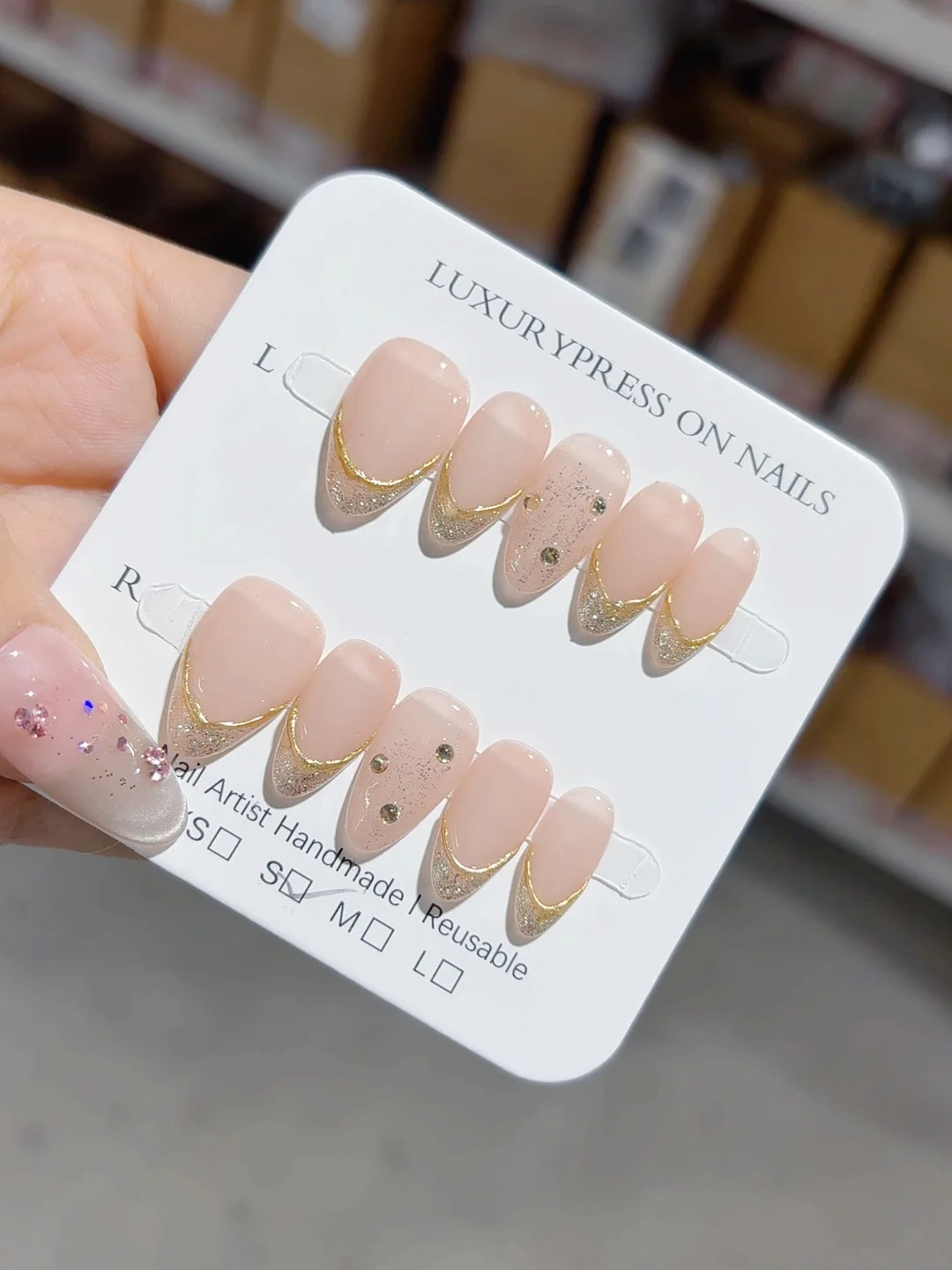 Elegante minimalistische, modieuze manicure in werkstijl met zilveren randen (B109)