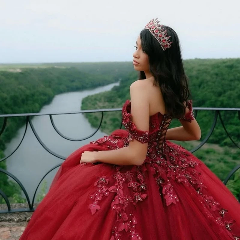ชุดเดรสงาน Quinceañera สีแดงแบบสั่งตัดพิเศษ ไหล่เฉียง ประดับคริสตัลลูกไม้ ดอกไม้ 3 มิติ ชายกระโปรงยาวแบบหางปลา ชุดเดรสสำหรับงาน Quinceañera ครบรอบ 15 ปี