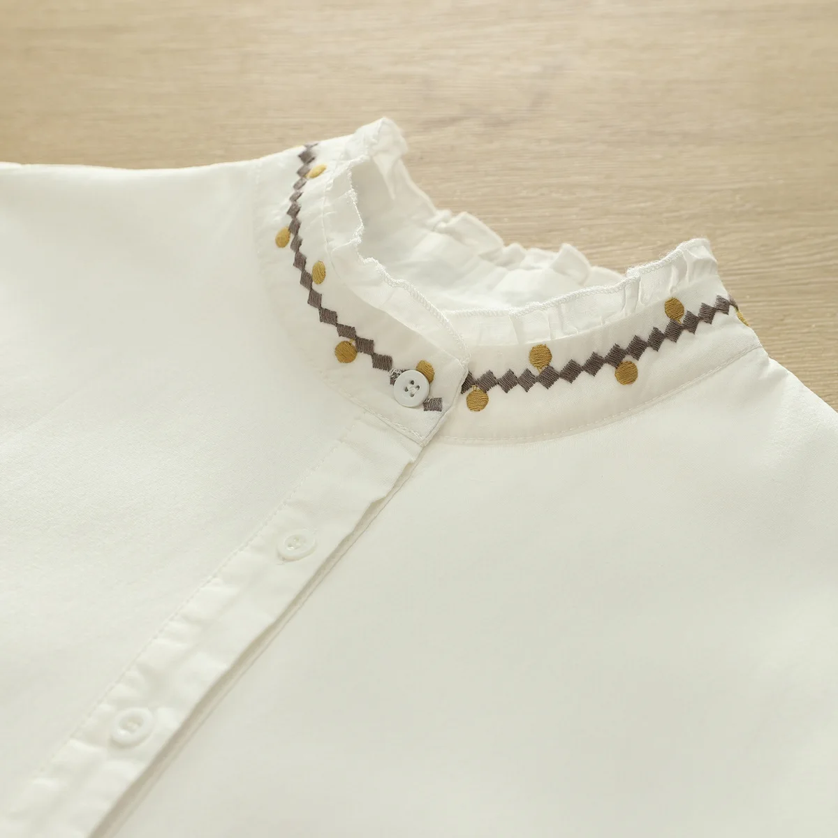 Nieuw herfst katoenen fleeceshirt met lange mouwen, dames opstaande ruches borduurwerk, Mori Girl warme losse blouse voor woon-werkverkeer T5O0114CC