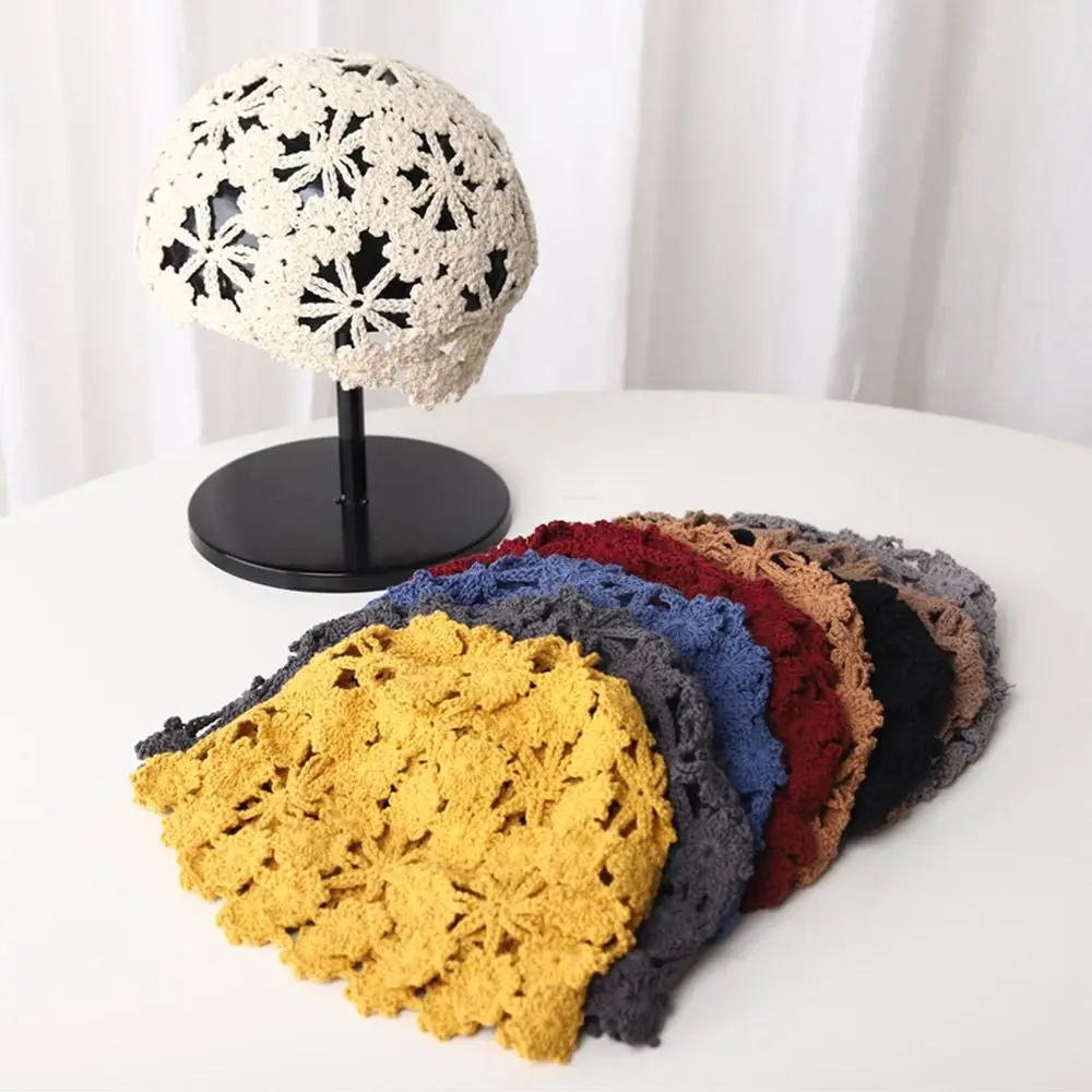 女性の通気性のあるくり抜かれたニット帽、カジュアルなベレー帽、Skulliesキャップ、夏のファッション、花