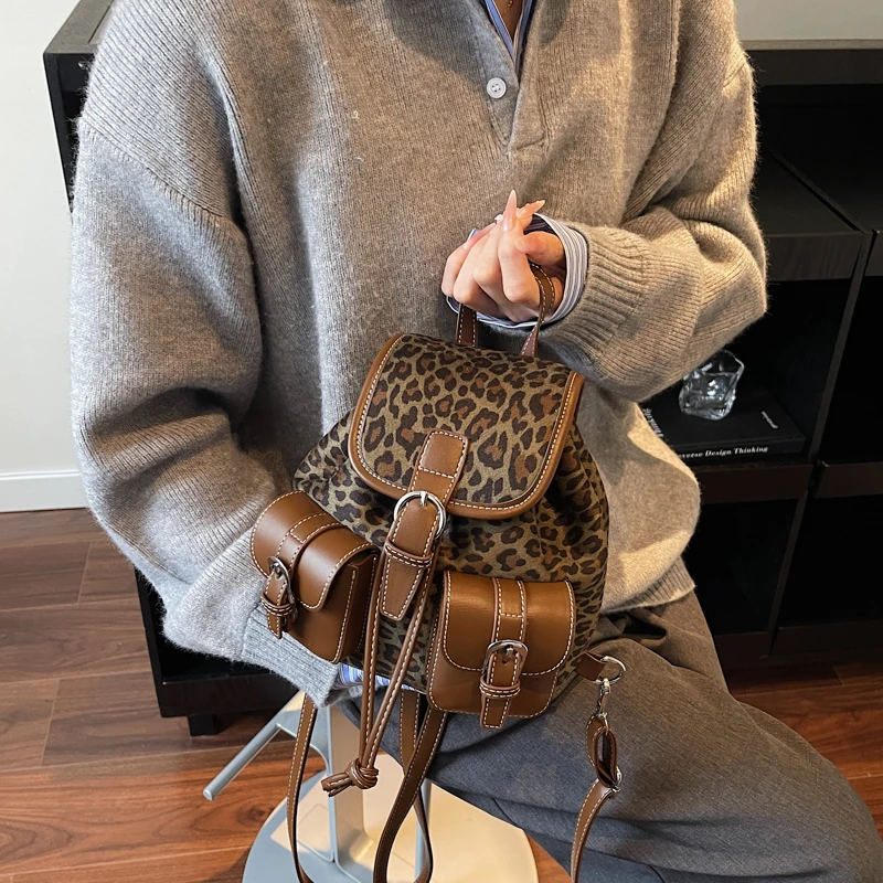 حقائب ظهر عصرية شتوية جديدة لعام 2025 بنمط الفهد الرائع حقائب ظهر من جلد الغزال الصناعي ذات سعة كبيرة حقائب كروس نسائية كلاسيكية