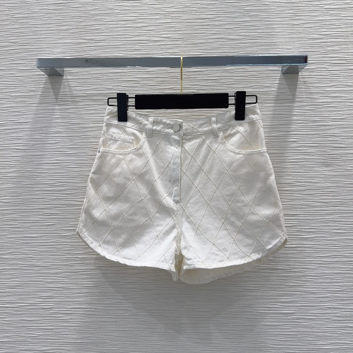 2026 high-quality new women's white diamond patterned embroidered denim shorts--hb722