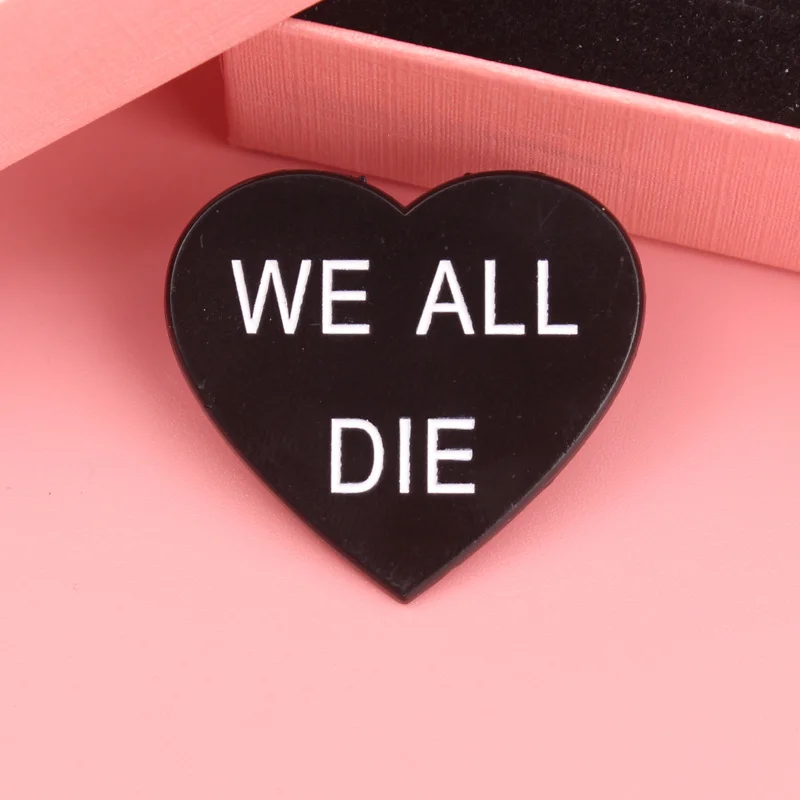 Gotischer herzförmiger „WE ALL DIE“-Knopfnadel – edgyes Zubehör für Taschen, Hüte, Jacken – Detail 1