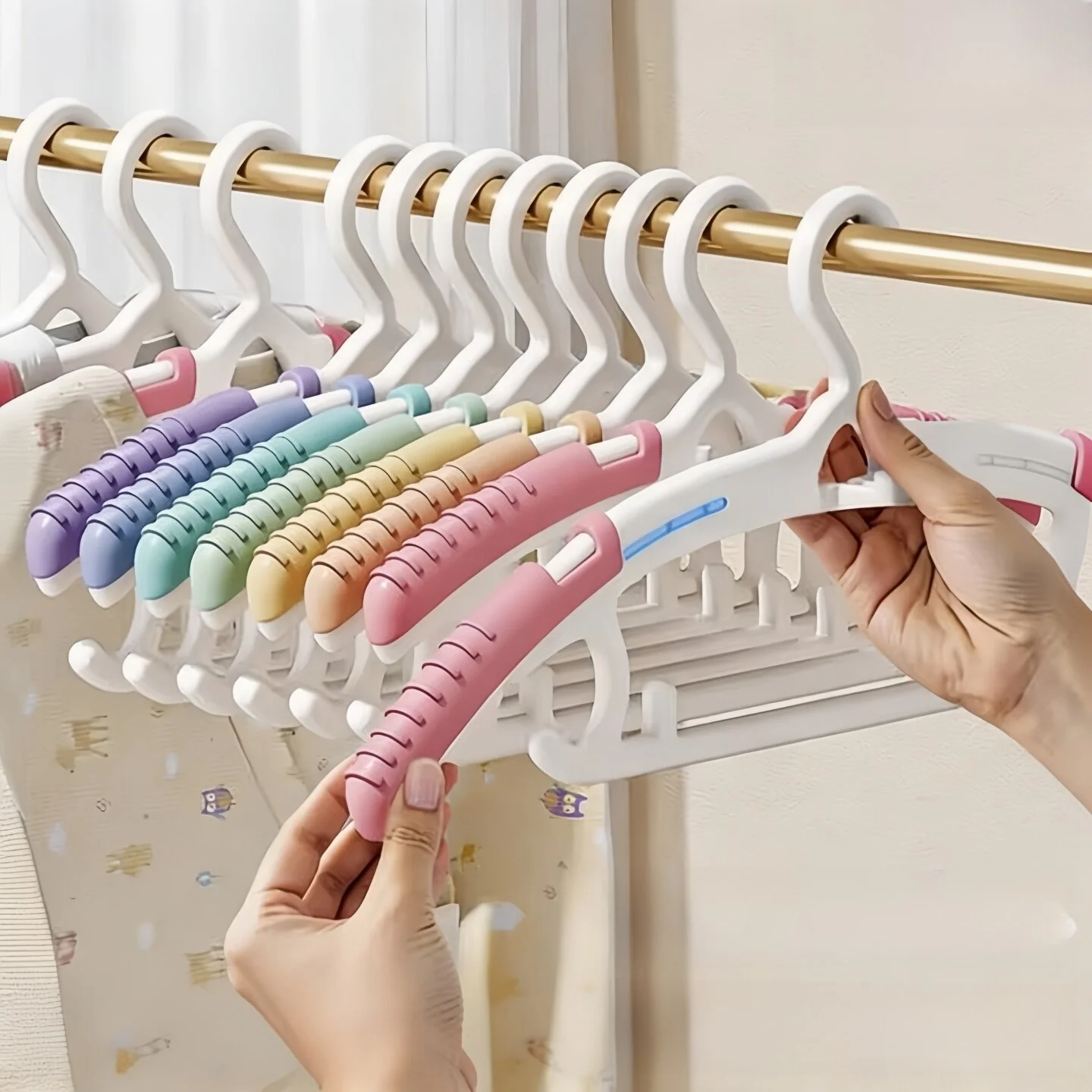 children's-extendable-clothes-hanger-baby-newborn-special-use-home-laundry-drying-rack-lightweight-plastic-creative-design-an