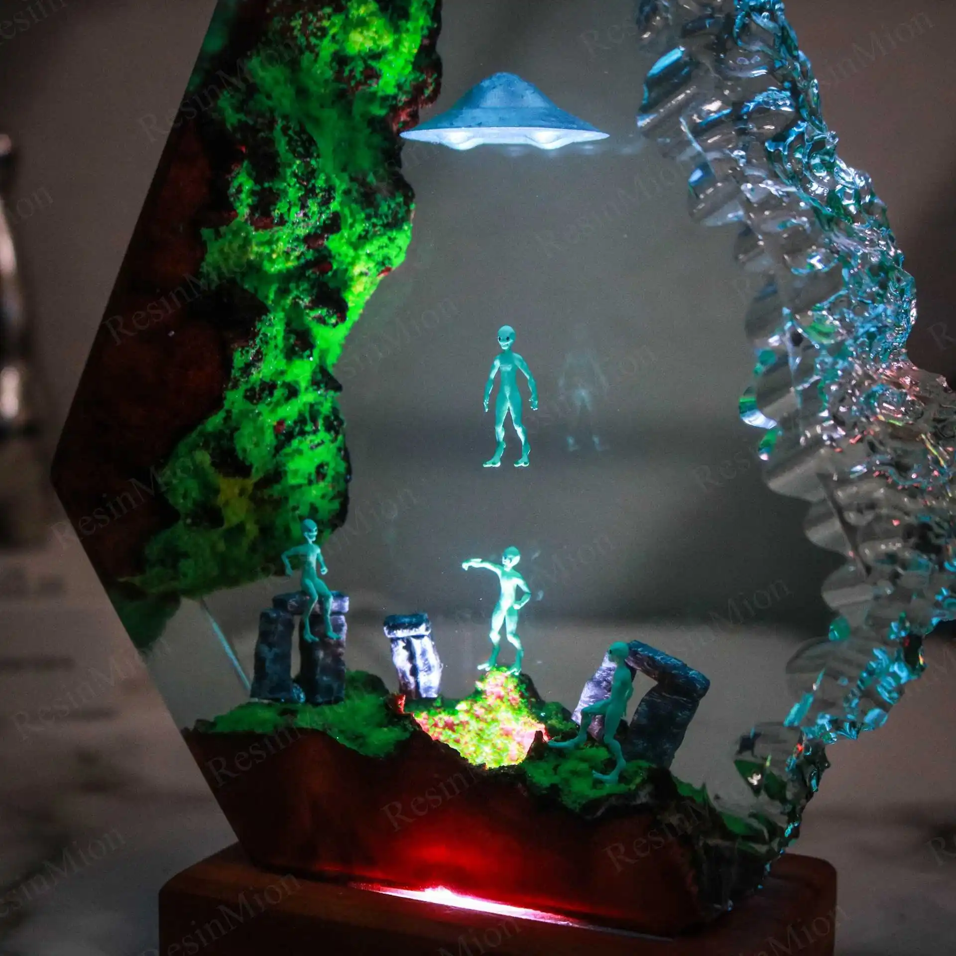 นิยายวิทยาศาสตร์ Theme เรซิ่นโคมไฟ Creative Art Night Light Alien UFO Landing ภูมิทัศน์ตกแต่งตารางโคมไฟ USB Charing