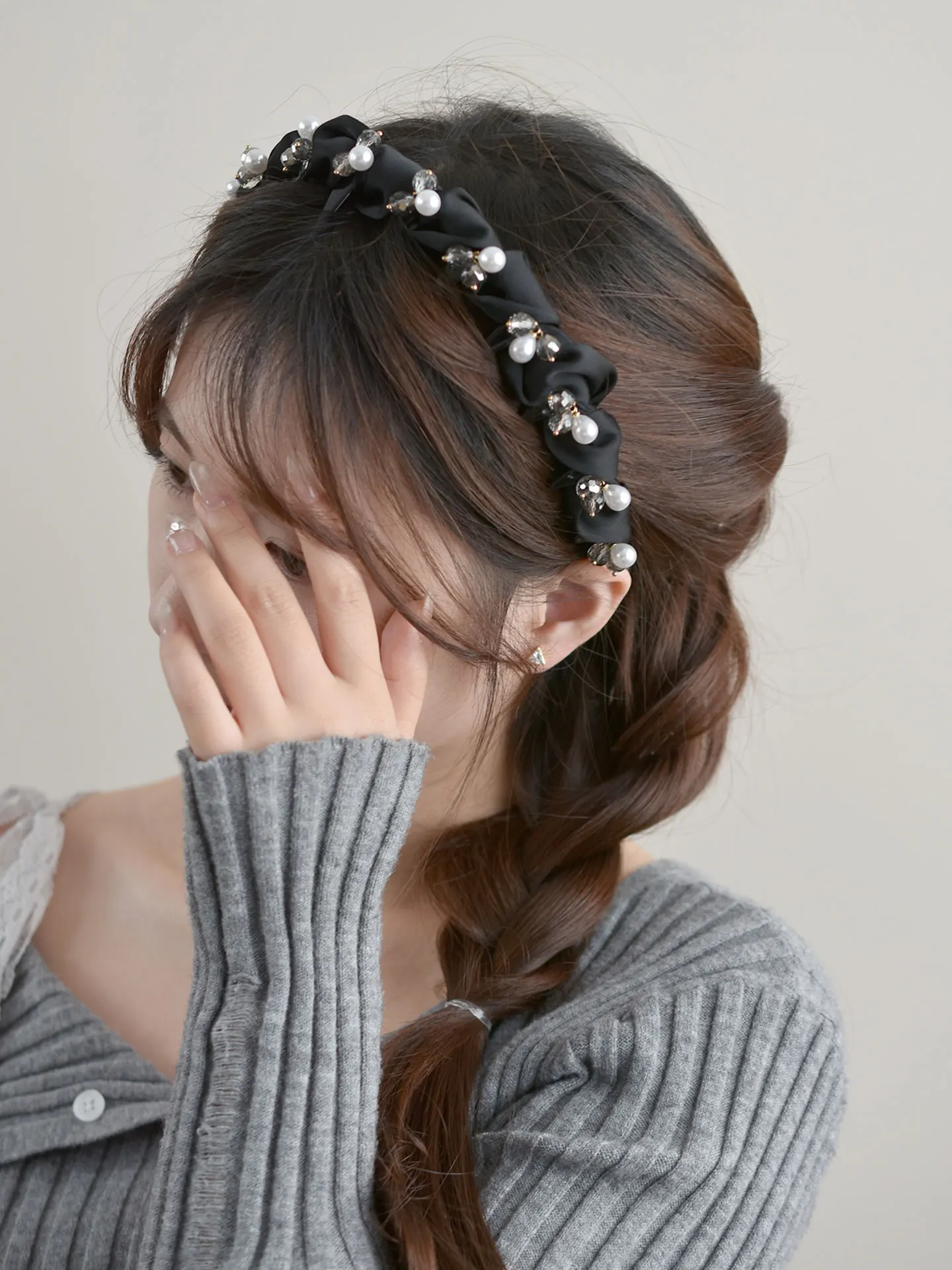 faixa-de-cabelo-ondulada-com-contas-faixa-plissada-de-cetim-acessorio-de-cabelo-elegante-e-moderno-para-volume-e-estilo