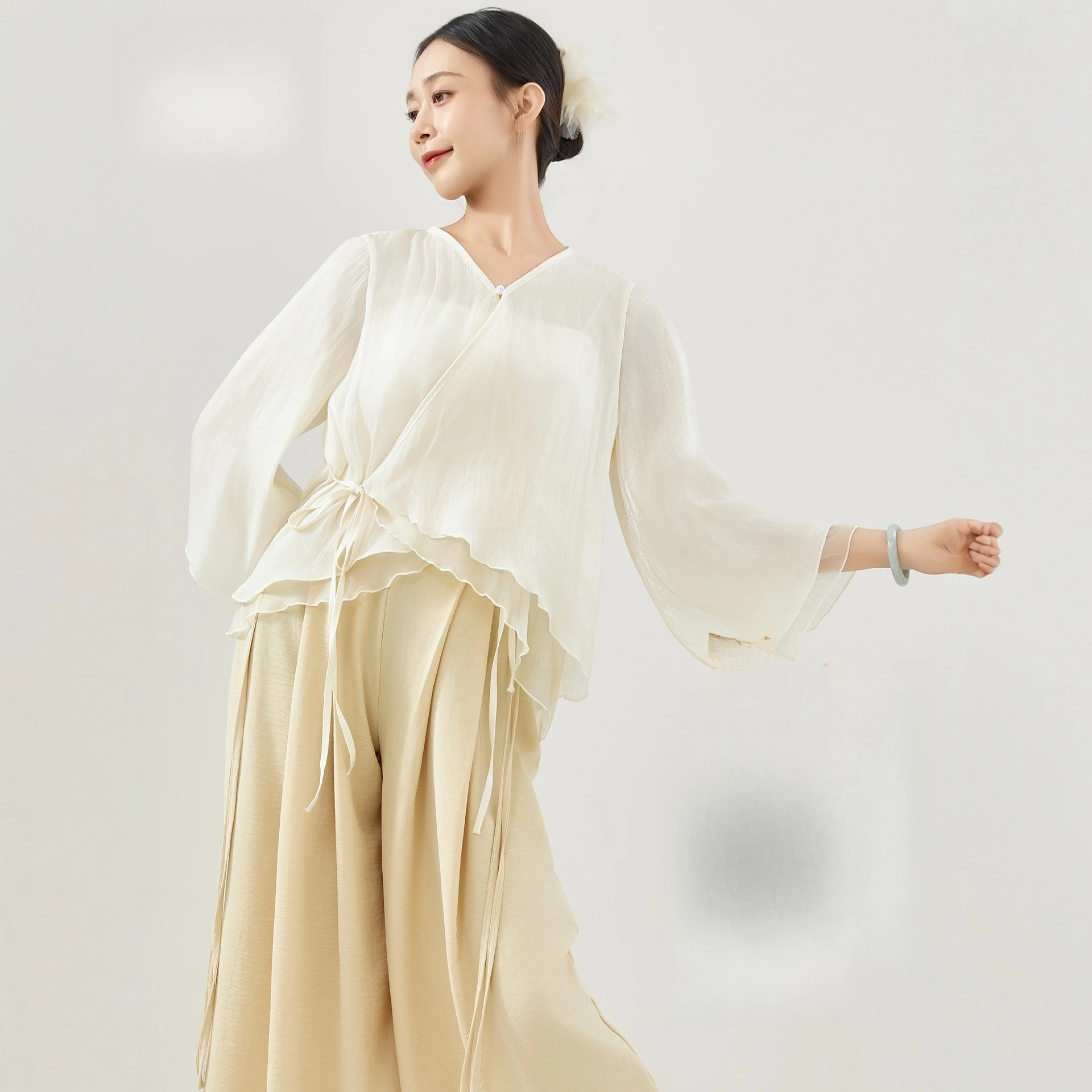 

Chinese Style Flowery Dance Top - Elegant Sheer Mesh Loose Fit for Modern & Classical Practice