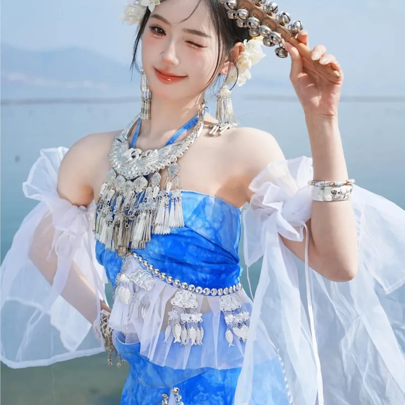 

The new tie-dyed girl's national costume breast skirt set performance photo