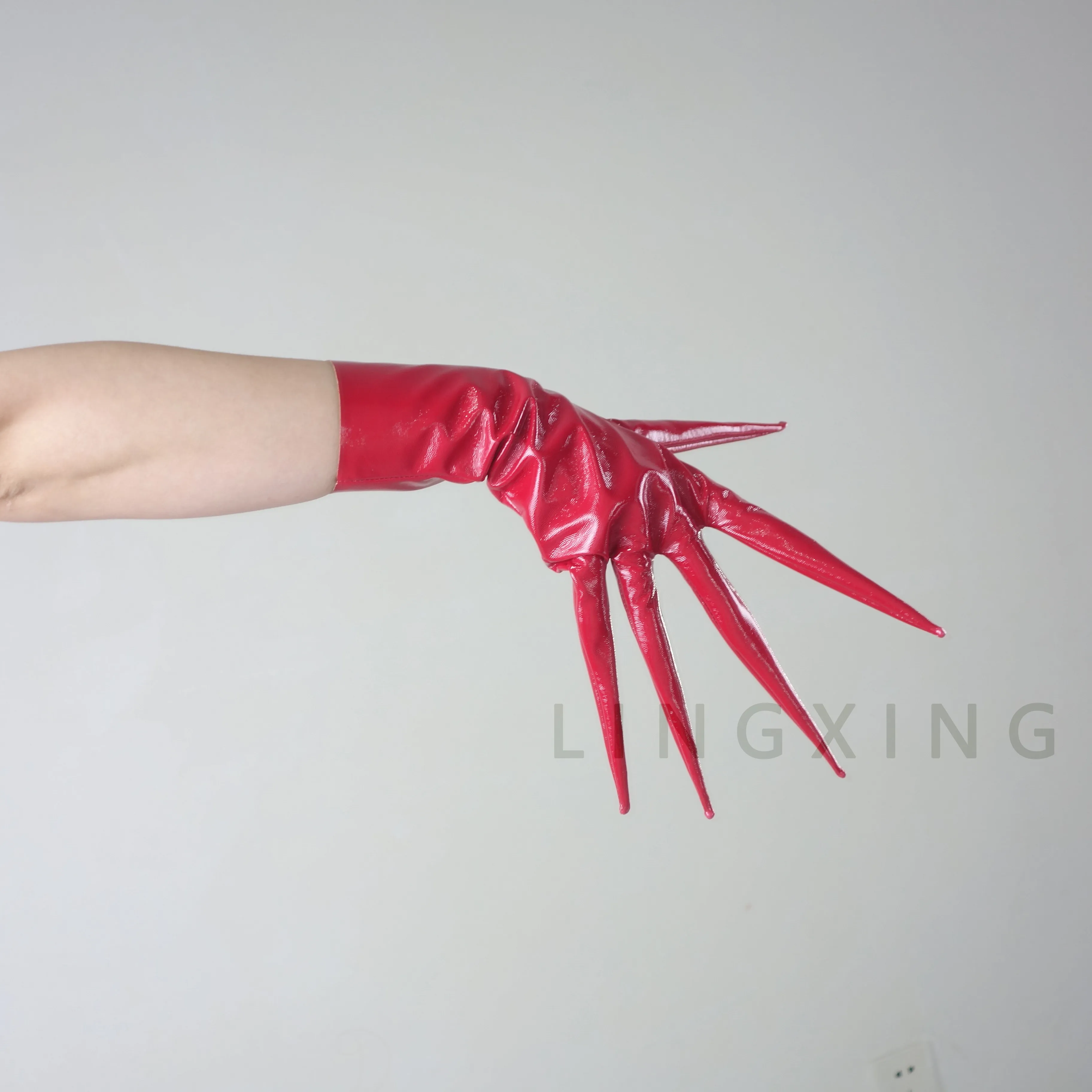 35 cm 14 Zoll spitze Fingerhandschuhe aus patentiertem Kunstleder PU mit langen Spikes an den Schultern, Armwärmer, glänzend schwarz, Pfoten-Drachenknöchel-Design – Detail 9