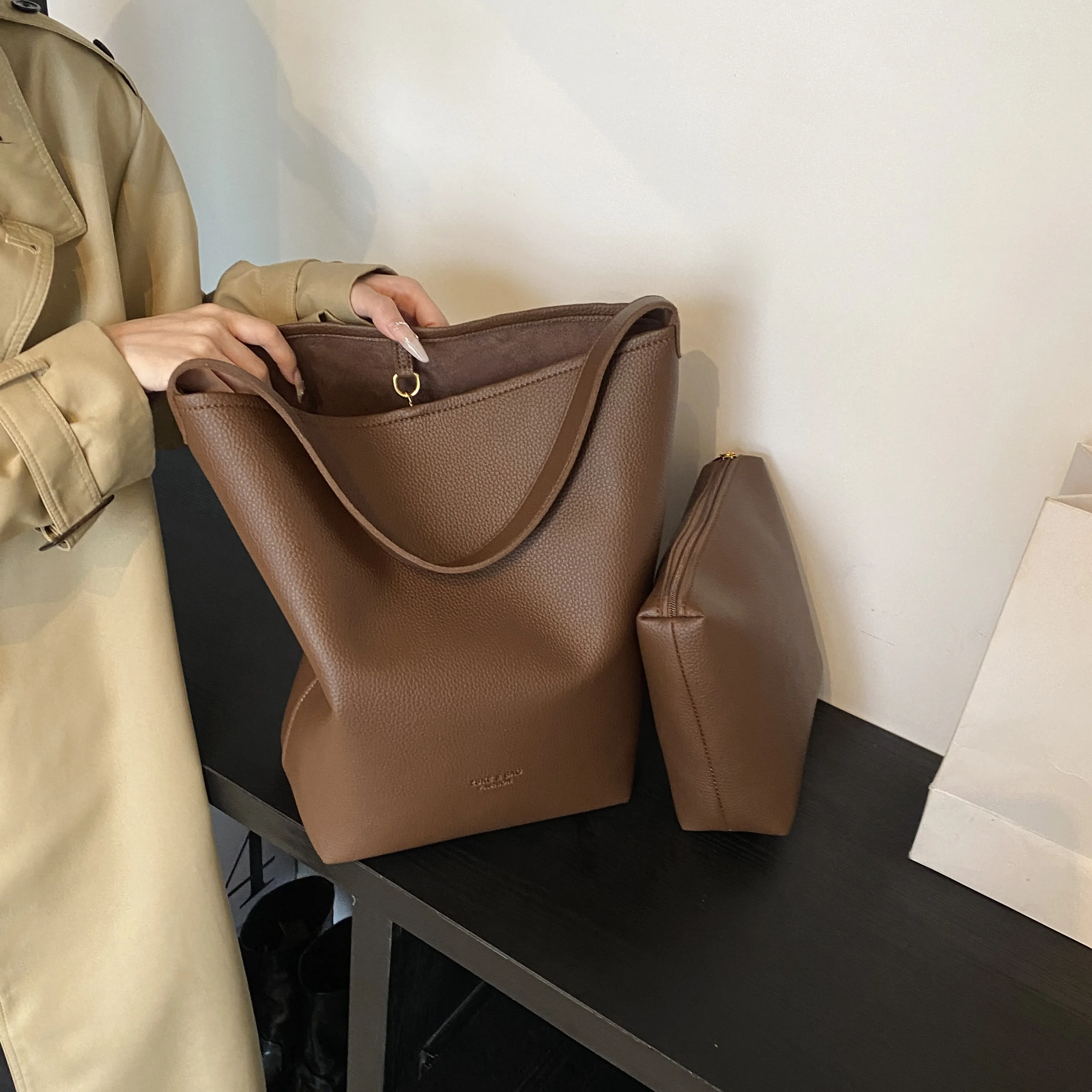 

Simple high sense of fashion portable bucket bag large volume sub-package monochrome shoulder bag