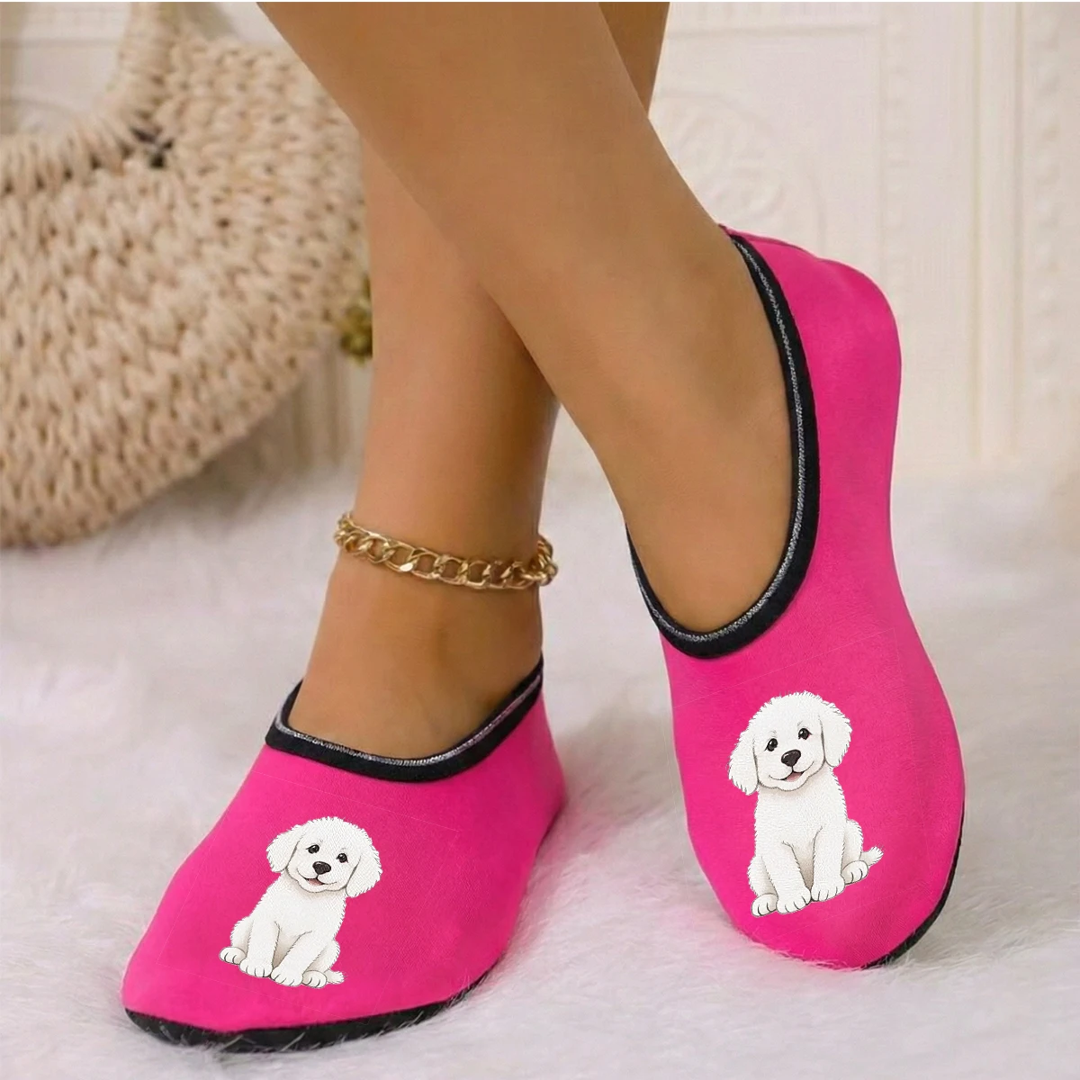 شبشب نسائي لطيف مطبوع عليه كلب من جلد الغزال يسمح بمرور الهواء ومرونة عالية للاستخدام الداخلي ومضاد للانزلاق