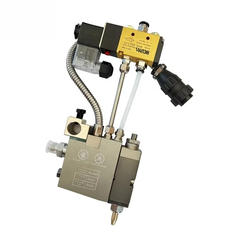 Высокоскоростной распылитель термоплавкого клея с высоким расходом, оснащенный насадкой обеспечивает эффективное покрытие для нанесения покрытия.