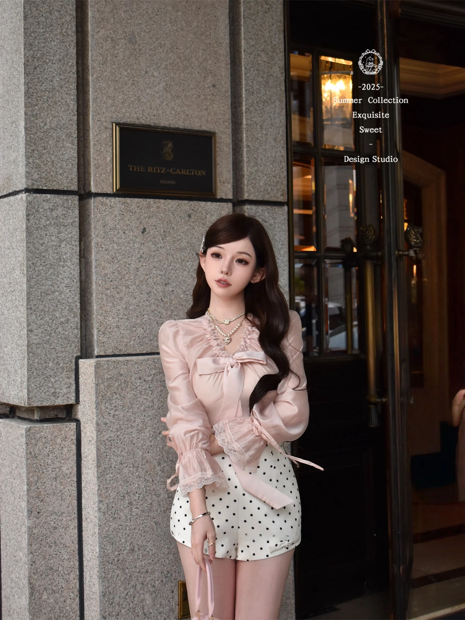 

Шелковый комплект Ultra-Proportion: блузка с бантом и шорты с высокой талией, V-образный вырез, кружевная отделка, дышащий, легкий, летний наряд