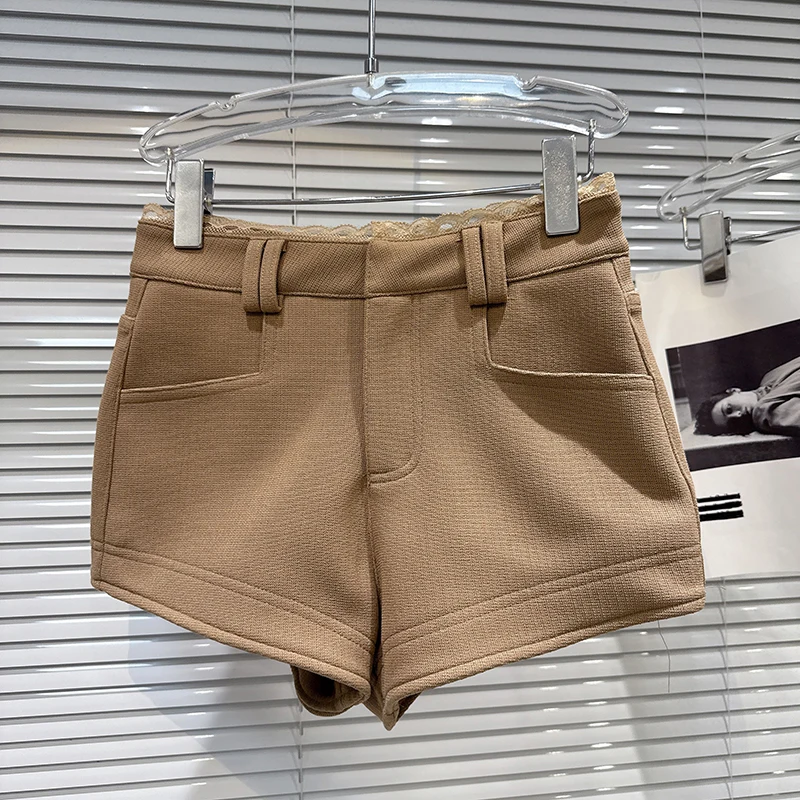 กางเกงขาสั้นผู้หญิงสีพื้นอเนกประสงค์ ดีไซน์เอวแต่งลูกไม้สไตล์ Pure Desire รุ่นใหม่ประจำฤดูหนาวปี 2025 เนื้อผ้าหนา