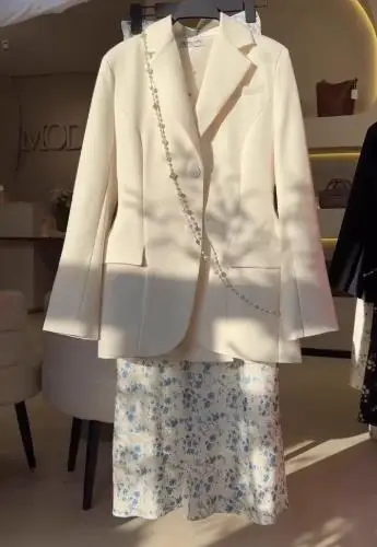 

Long sleeved suit, waist cinching jacket, hip hugging printed skirt set