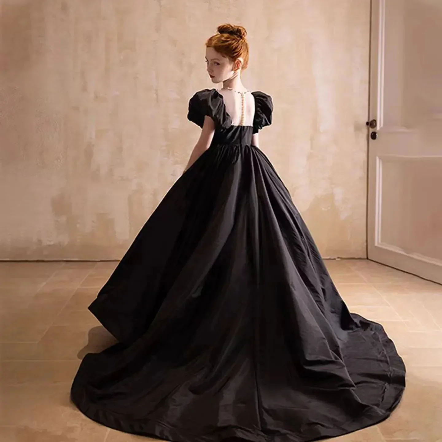 Abiti da ragazza di fiore neri per matrimonio Splendide perle di cristallo Elegante principessa Prima Comunione Abito da ballo Quinceanera personalizzato