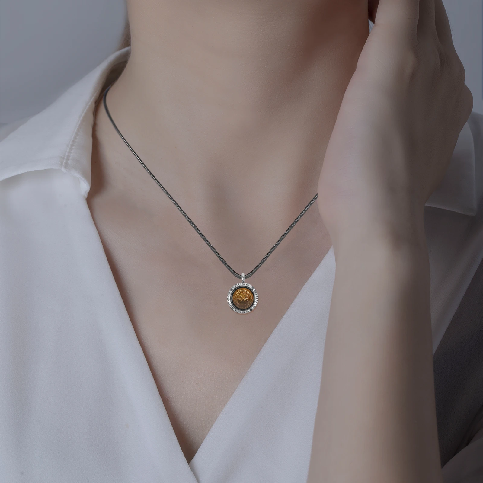 

Stainless Steel Pendant Necklace for Women Girls Romantic Photo Frame Charm Jewelry Valentine's Day Gift Silver Round Pendants