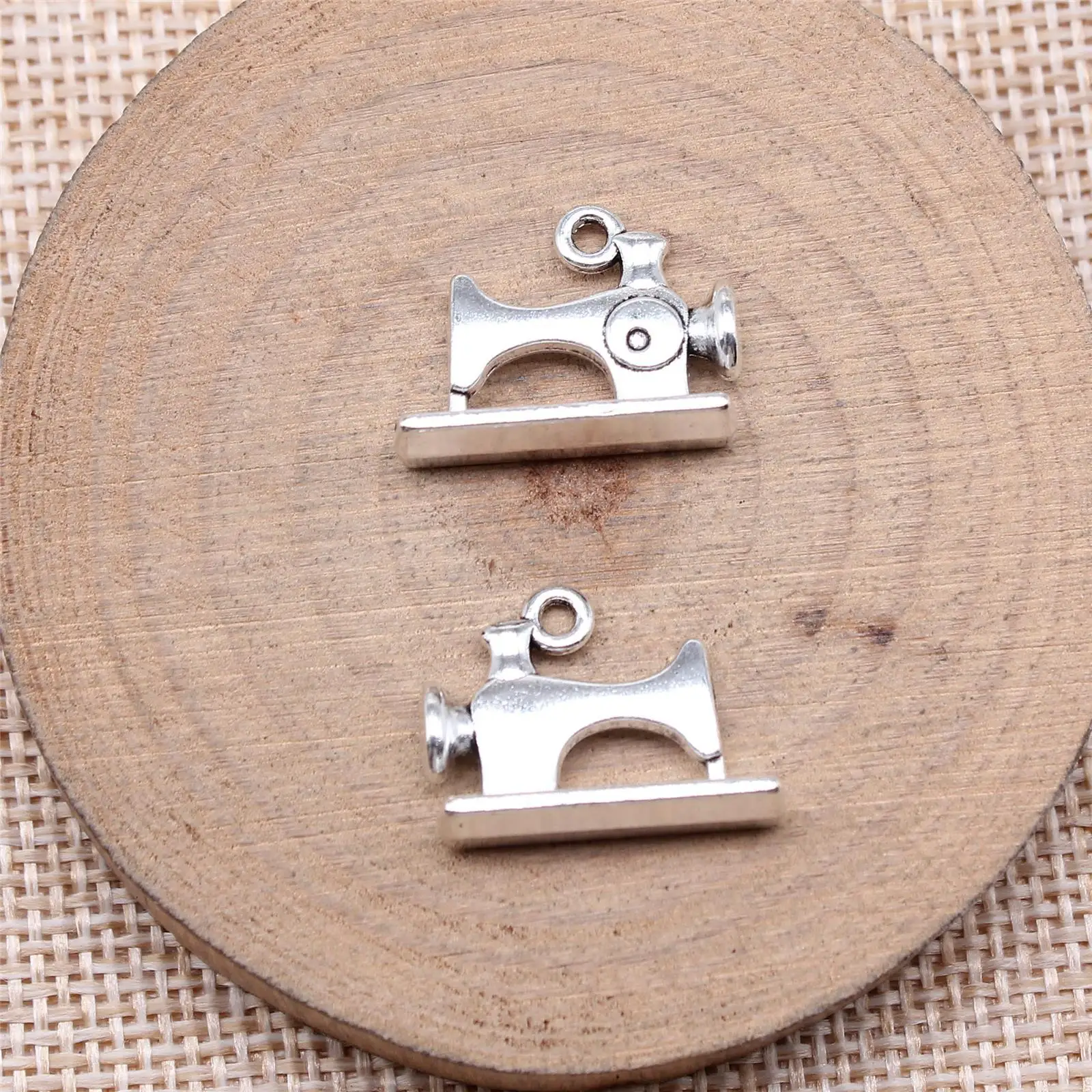 20 Stück 14 x 19 mm (0,55 x 0,75 Zoll) antiksilberfarbene Nähmaschinen-Anhänger, DIY-Schmuckherstellungszubehör