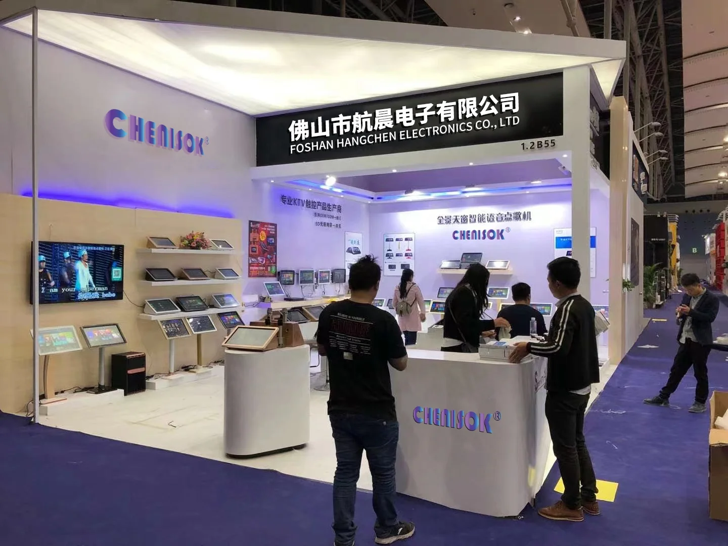 آلة كاريوكي احترافية 550 واط مكبر كهربائي 19.5 بوصة تعمل باللمس مشغل كاريوكي مع ميكروفون مجموعة كاملة