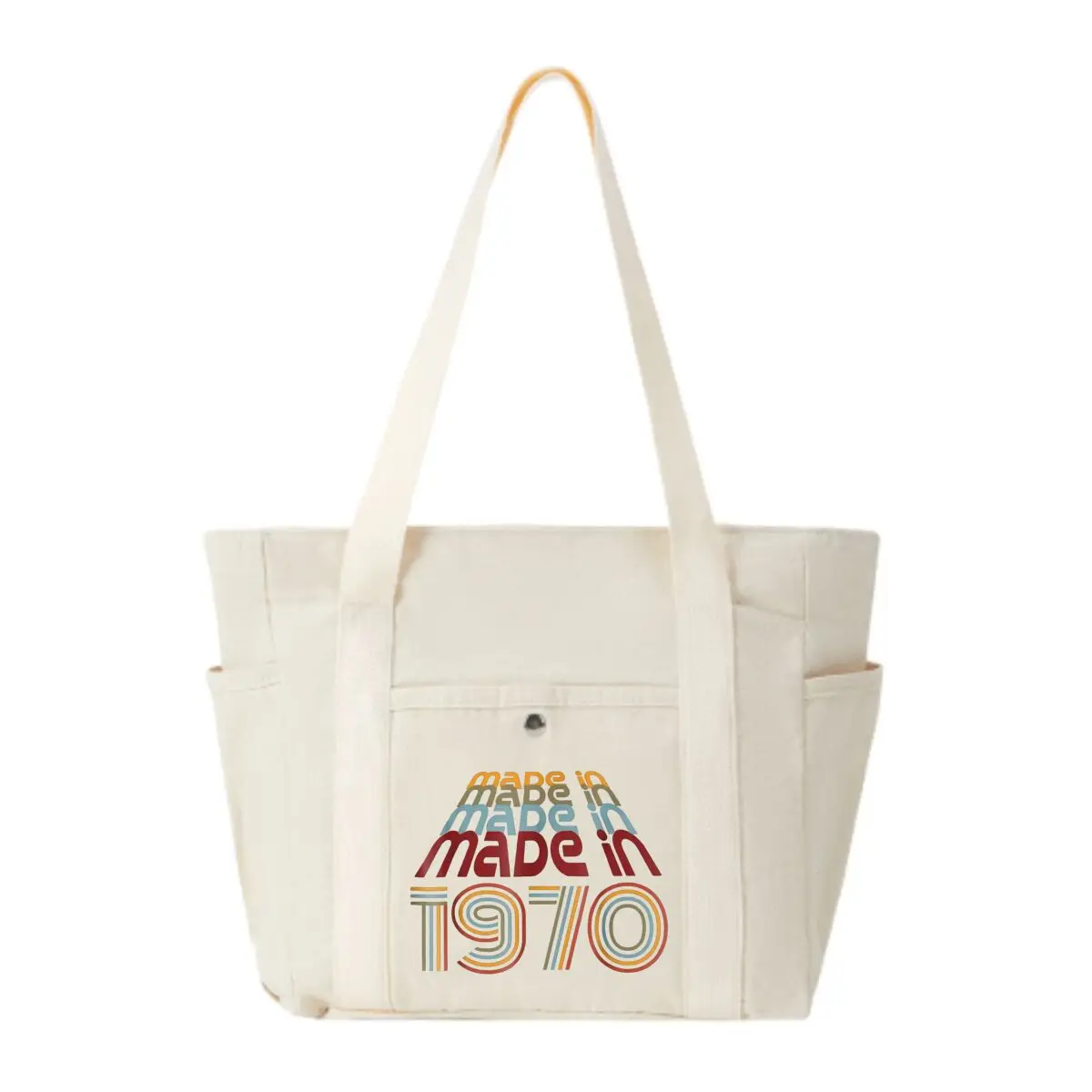 

Сделано в 1970 году. Минималистичная холщовая сумка с несколькими карманами. Сумка для хранения студенческих книг.