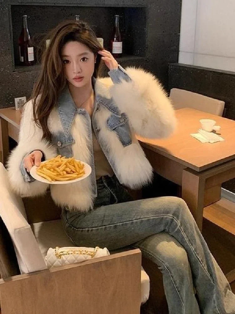سترة نسائية شتوية من قماش الدنيم الصناعي الهجين سترة قصيرة سترة صغيرة منتفخة معطف أبيض من الفرو الدنيم بياقة جيب