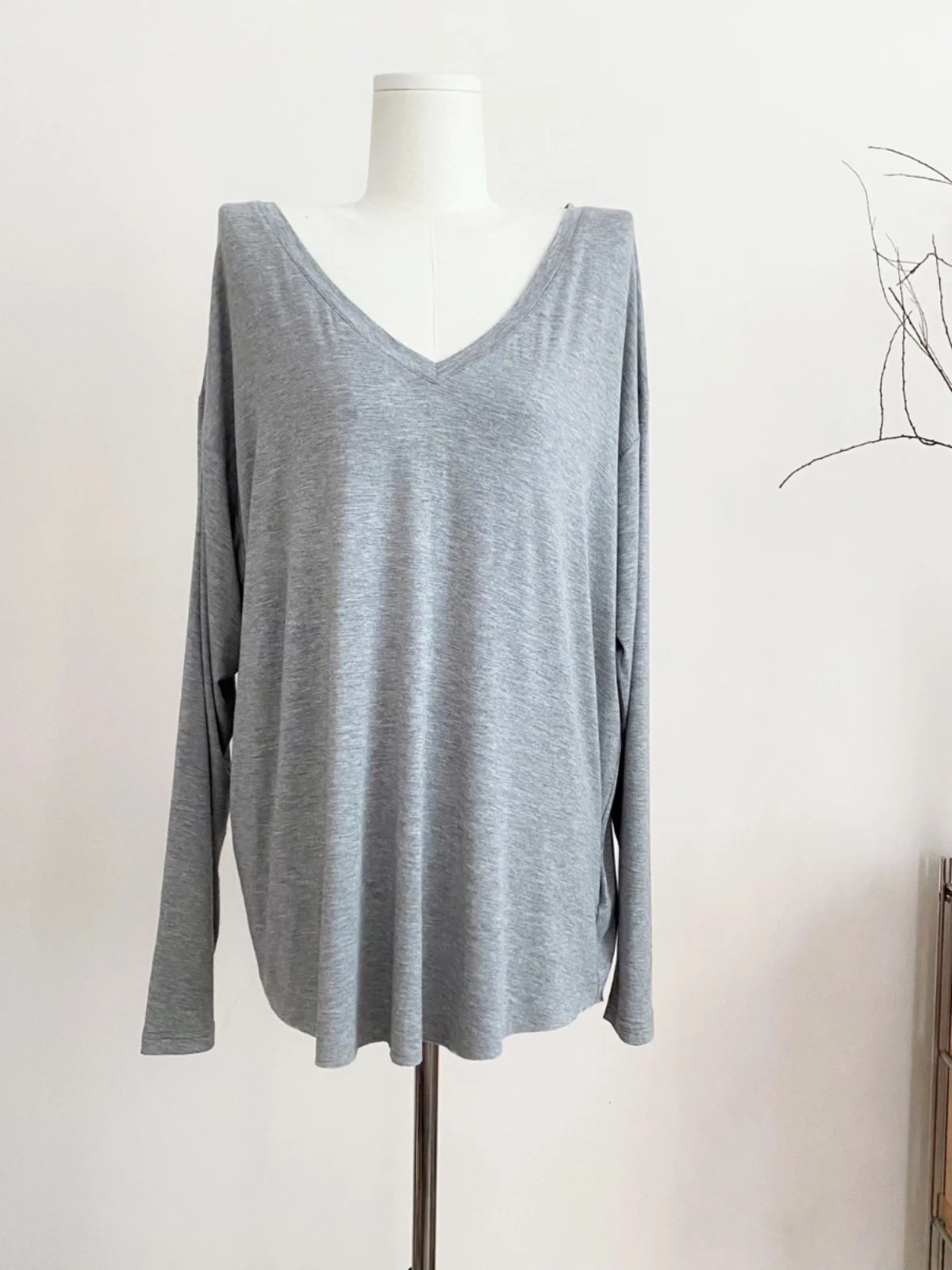 

Wear Long-sleeved Sunscreen Tshirts At The Front and Rear Women's Autumn V-neck Front Shoulder Loose and Thin Lazy Bottoming Top