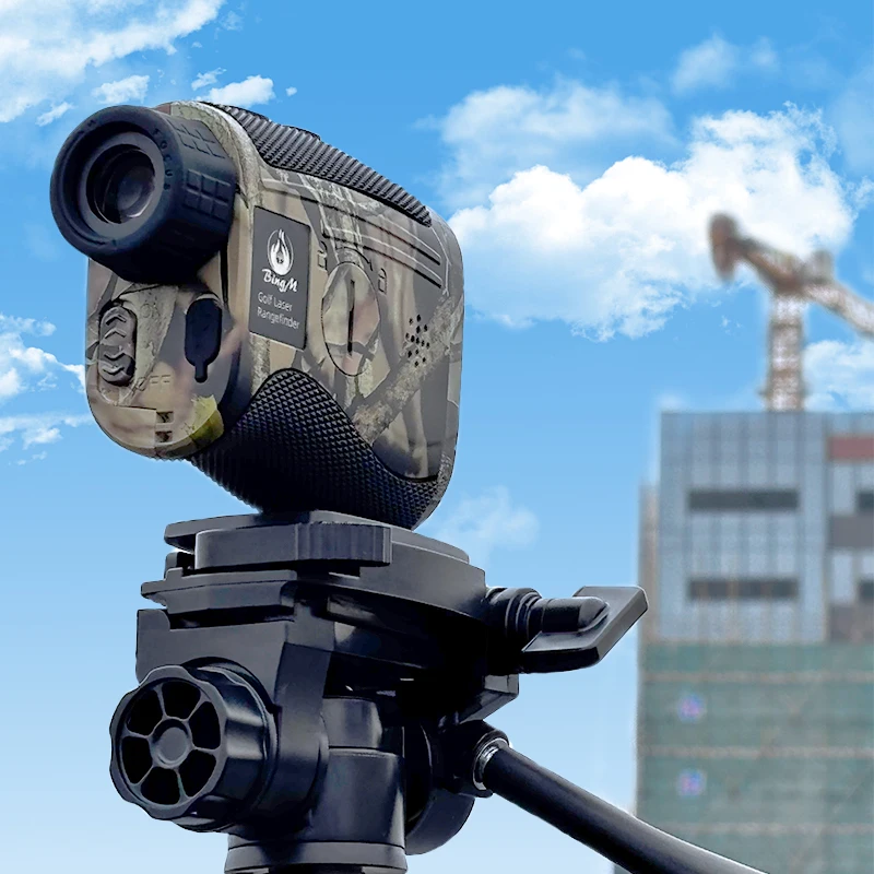 プロ仕様のゴルフ距離計、レーザー距離計、磁気ホルダーと高精度光学系を備えたゴルフデバイス