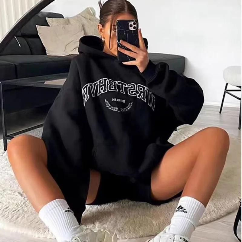 سويت شيرت نسائي كبير الحجم بغطاء للرأس مطبوع عليه حروف من الصوف بأكمام طويلة مع جيب 2025