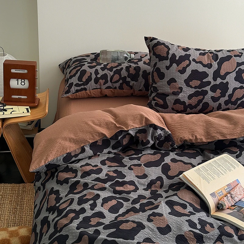 

1/4pcs Leopard Print Summer Quilt or Quilt Set Lightweight Soft Seersucker Blanket for Bed Comfort Breathable Thin Comforter
