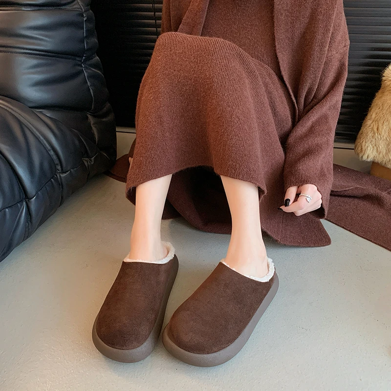 2025 شتاء جديد أنيق دافئ وعدم الانزلاق النعال النساء الجلد المدبوغ لينة نعال قماش غرفة نوم غامض داخلي شباشب لخارج المنزل