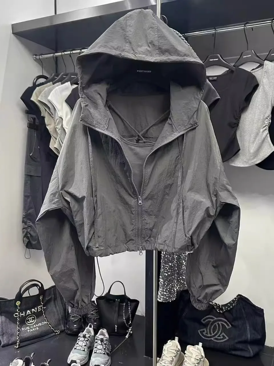 سترة نسائية سوداء عصرية غير رسمية صيف 2025 فضفاضة قصيرة للعمل واقية من الشمس ومقاومة للرياح بأسلوب عملي #4