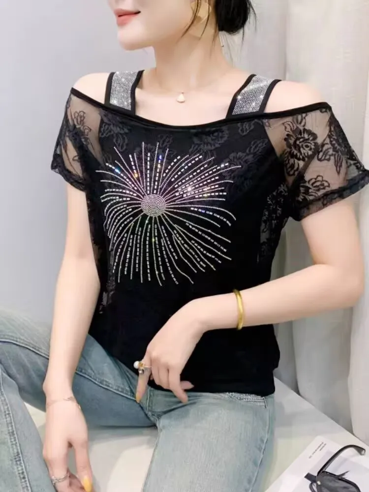 2025 فضفاض لافتة للنظر الإناث تي شيرت الربيع الصيف امرأة قصيرة الأكمام بلايز المحملة مائل طوق الدانتيل الكتف قبالة الماس مجموعة