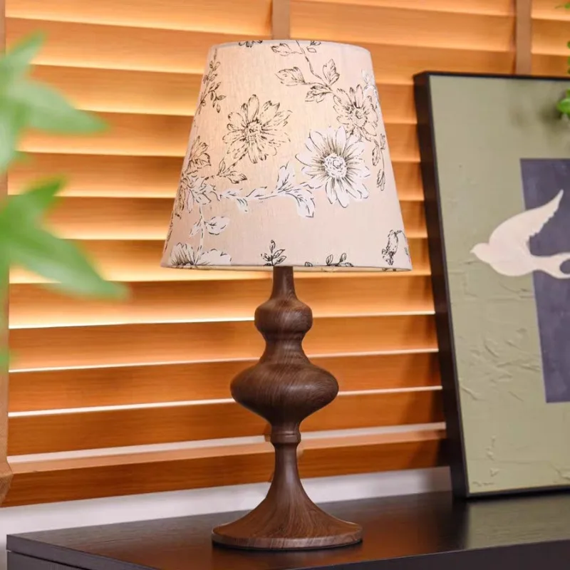 French retro fabric desk lamp, bedside high-end feeling, decorative atmosphere desk lamp