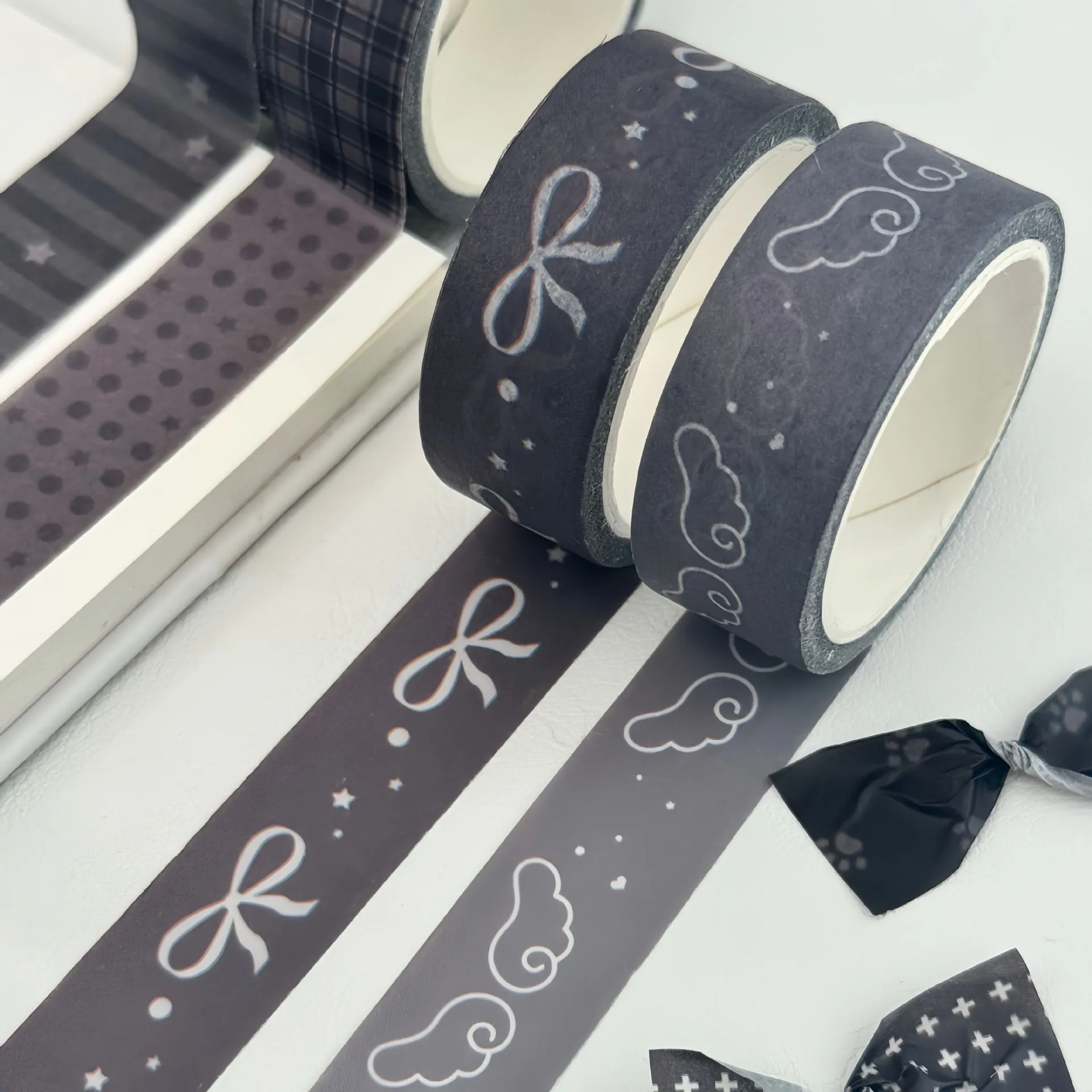 4 Rollen Koreanisches Ästhetisches Schwarz-Graues Washi-Tape mit Schleifen-, Wolken-, Stern- und Herz-Motiven, Dekoratives Maskierband für Tagebuch, Scrapbooking und Schreibwaren – Detail 6