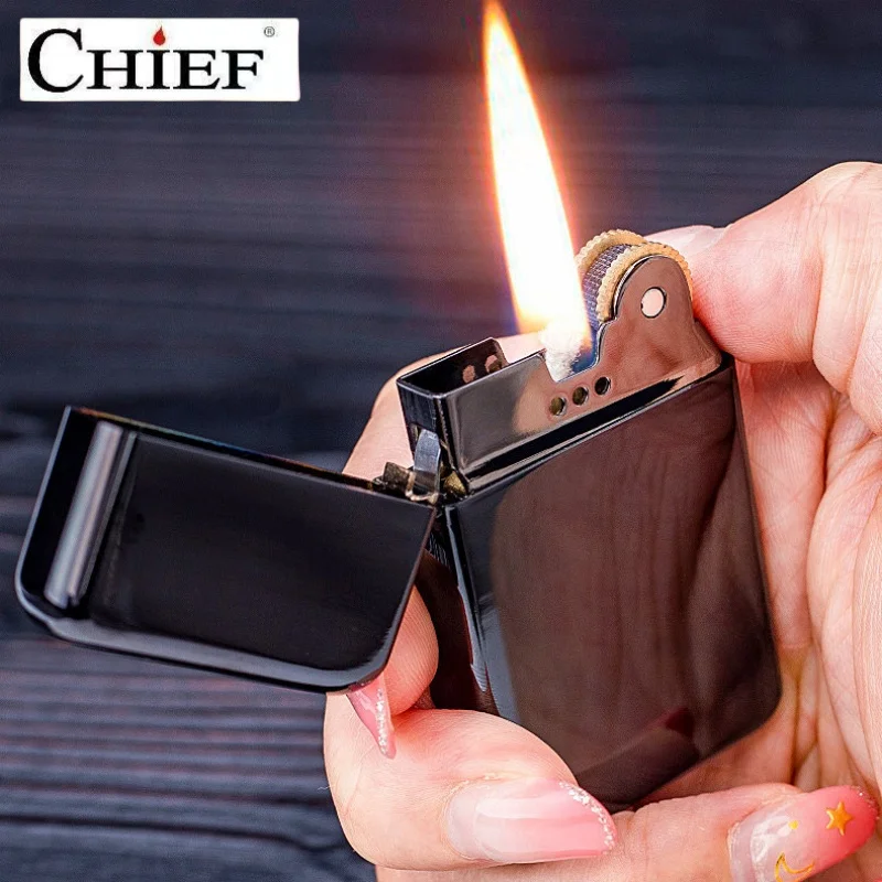 ولاعة كيروسين محمولة رفيعة للغاية معدنية جديدة من CHIF مقاومة للرياح ومبتكرة ملونة وأنماط متعددة ولاعة كونستانتين لعجلة الرمل