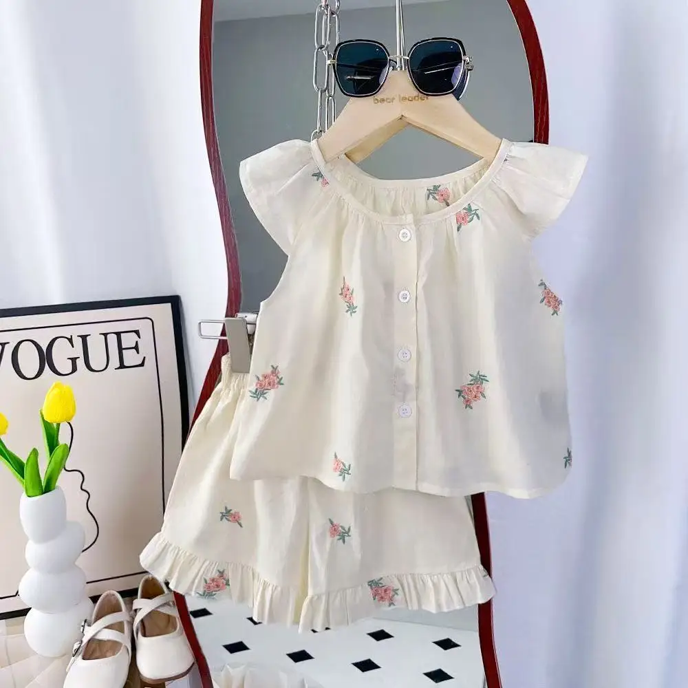 

Girls' Summer Floral Embroidery New Children's Clothing Girls' Baby Children's Flying Sleeve Top Shorts Two-piece Set 80-120CM