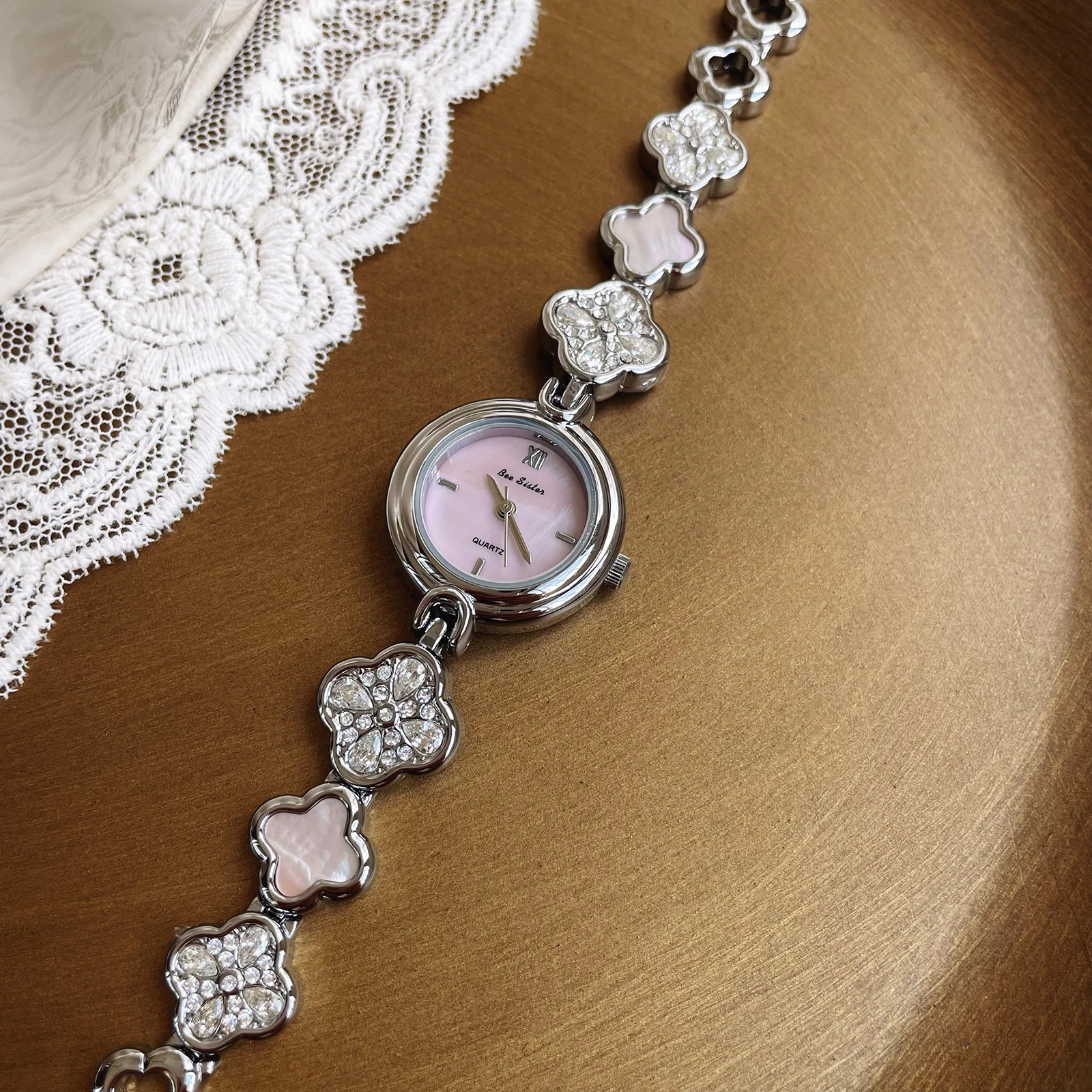 ساعة اسوارة نسائية، قرص بسيط من عرق اللؤلؤ، طراز أنيق، طراز جديد 2025، هدية عيد ميلاد، هدية للسيدات، هدية نسائية.