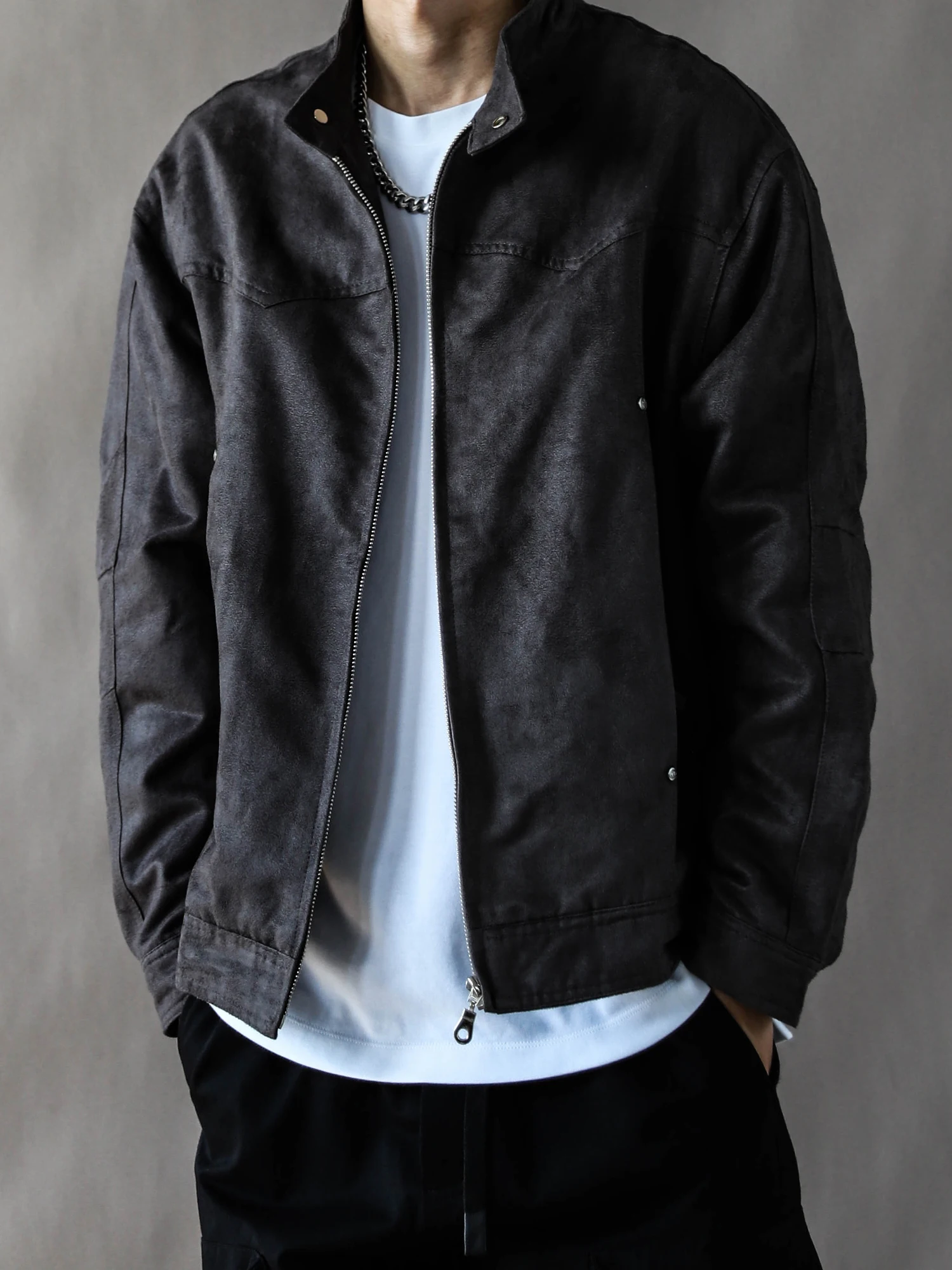 

Мужская замшевая куртка в американском ретро-стиле, весенне-осенняя, свободного кроя, повседневная, новая, темно-серого цвета, с воротником-стойкой, длинными рукавами, из полиэстера и хлопка.