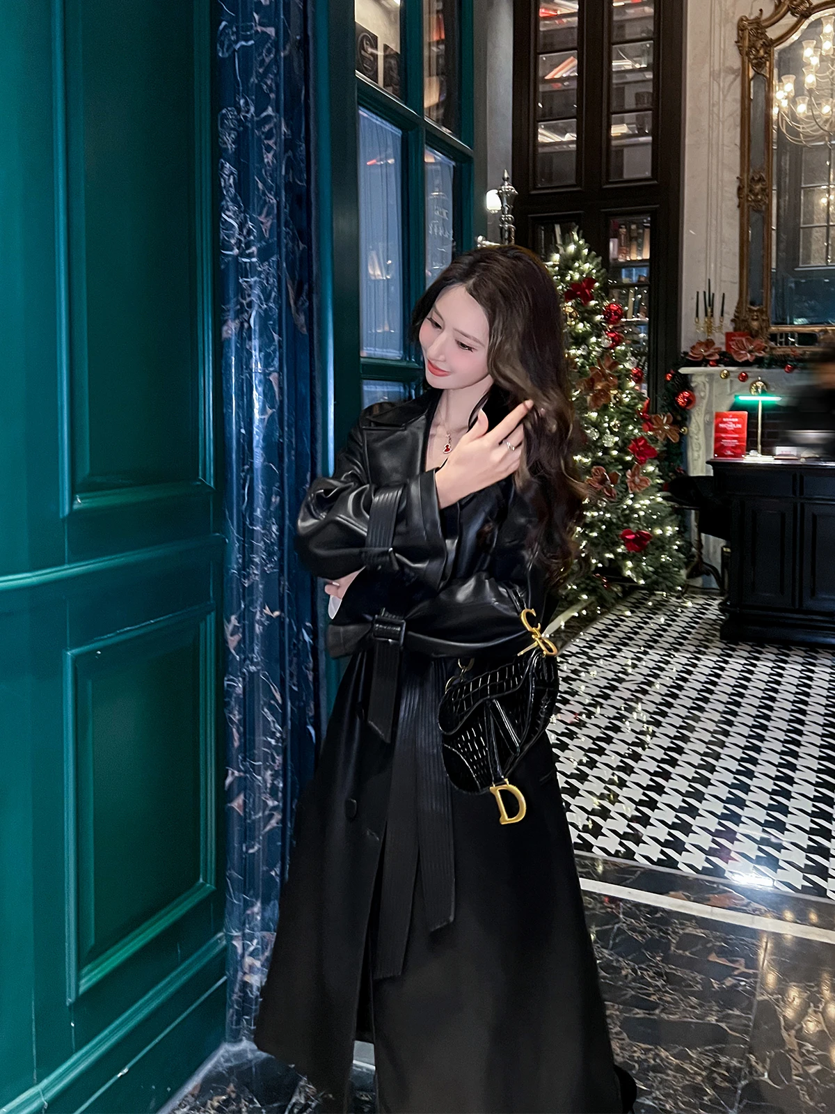 Casaco Feminino de Couro PU Preto com Caimento Solto, Lapela Sob Medida, Manga Longa, Cintura com Cinto, Efeito Emagrecedor, Novo Estilo Casual para Primavera Outono