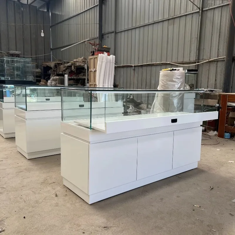 ジュエリーパビリオンのガラス製ディスプレイケース、便利で実用的、そして耐久性があります。