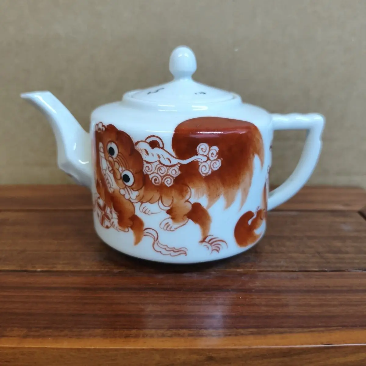 Antique Old Collection Taishi Shaobao Red Lion Designed Wine Pot Teapot Decorative Storage Container Bottle