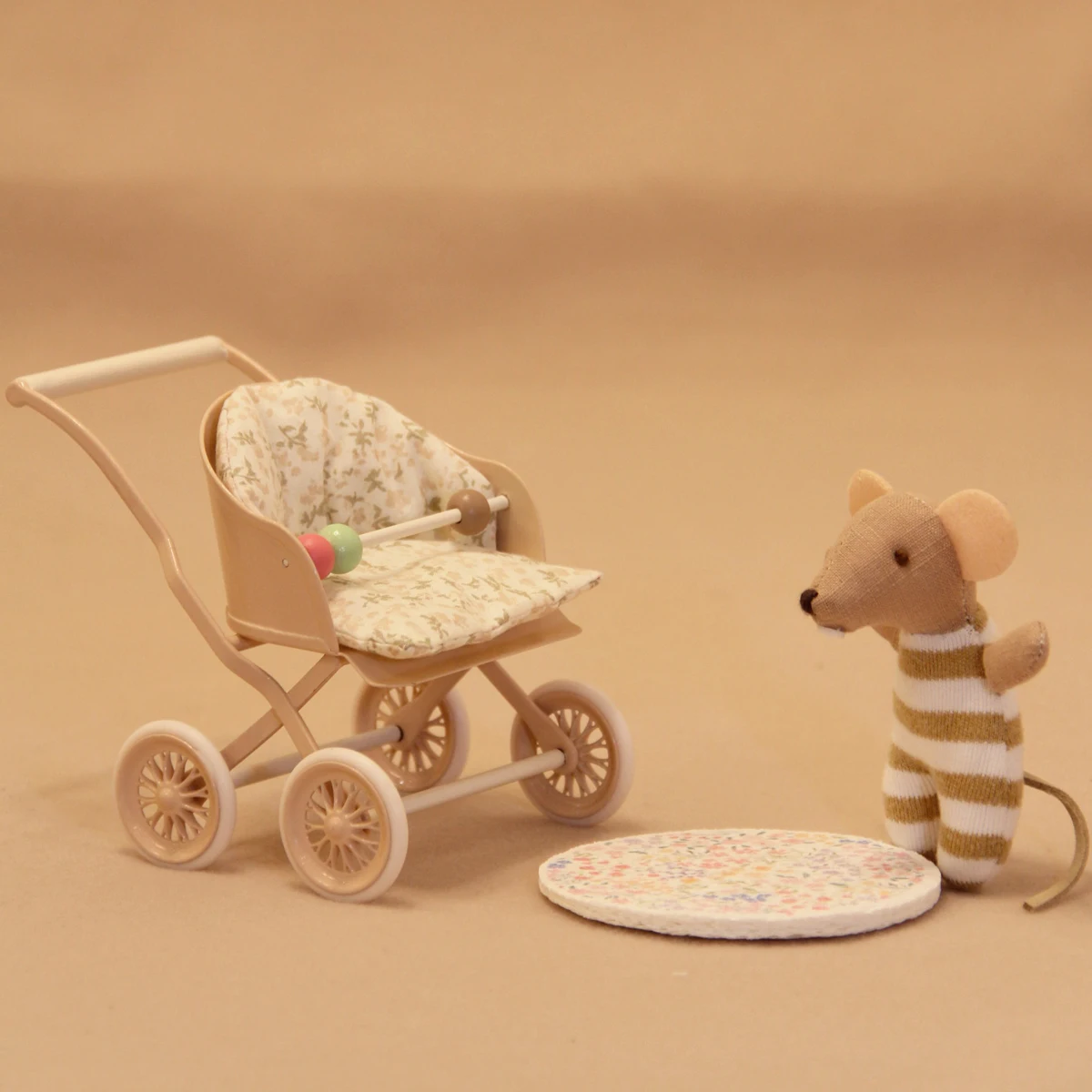 1:12 Miniature Simulation Furniture Baby Stroller in Lotus Pink and Light Green, Suitable for Dollhouse Home Decor