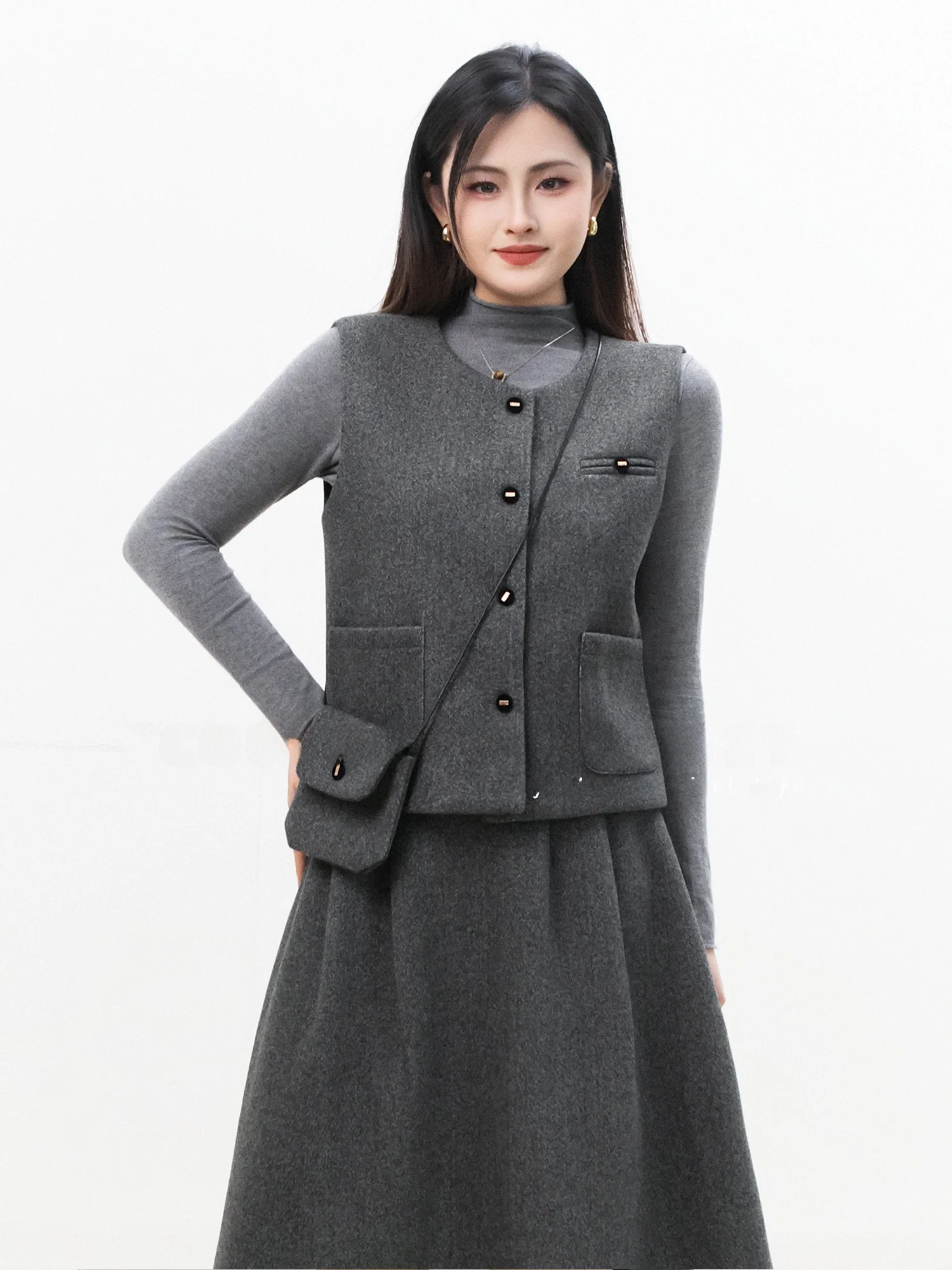 

Женский комплект Ele Sle: топ, юбка миди и жилет CHELZY – незаменимый базовый слой для осени и весны.