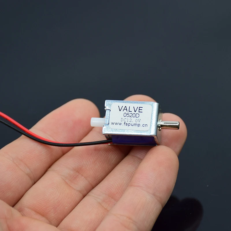 0520D صغير صغير كهربائي الملف اللولبي صمام تيار مستمر 3 فولت 4.5 فولت 6 فولت 12 فولت 24 فولت N/C عادة مغلقة صمام الهواء تنفيس صمام