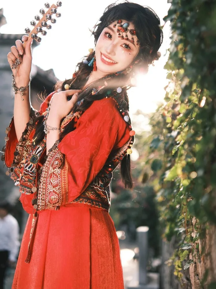 Duizend huishoudens van etnische meisjeskostuums, exotische stijl en prestaties