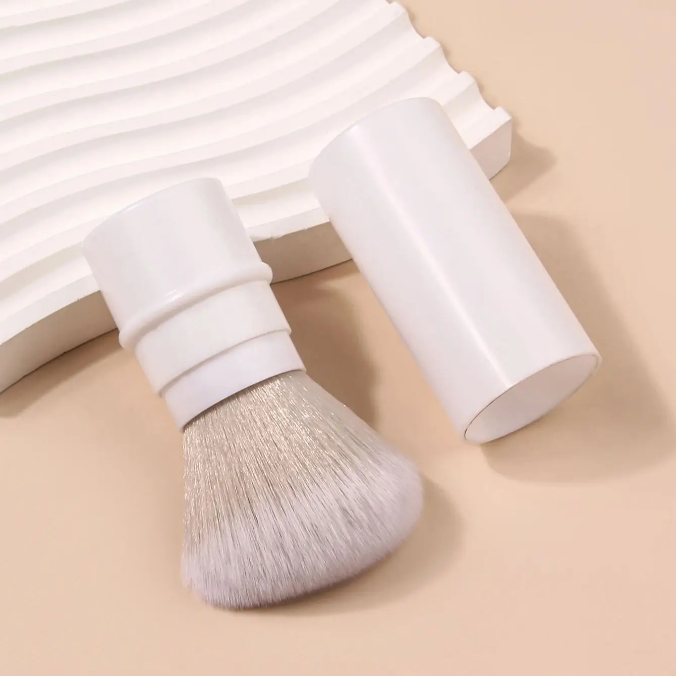 Pincel Multifuncional com Capa Antipoeira: A Solução Definitiva para Maquiagem em Movimento