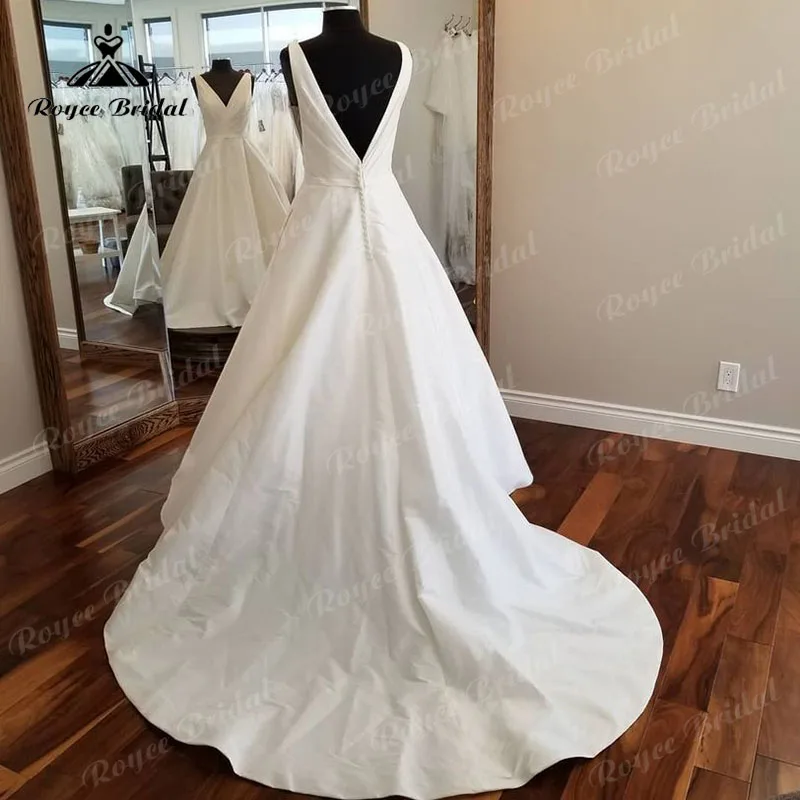 فستان زفاف بسيط بدون أكمام من Roycebridal مصنوع من الساتان برقبة على شكل V مفتوح من الخلف 2023 ثوب زفاف أنيق للنساء رداء de mariée