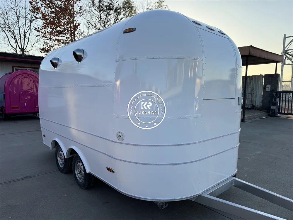 Street Airstream รถบรรทุกอาหารห้องครัวมือถือรถเข็นสุนัขร้อน Catering Trailer สัมปทานอาหาร Trailer อุปกรณ์ครบครัน Coffee Kiosk