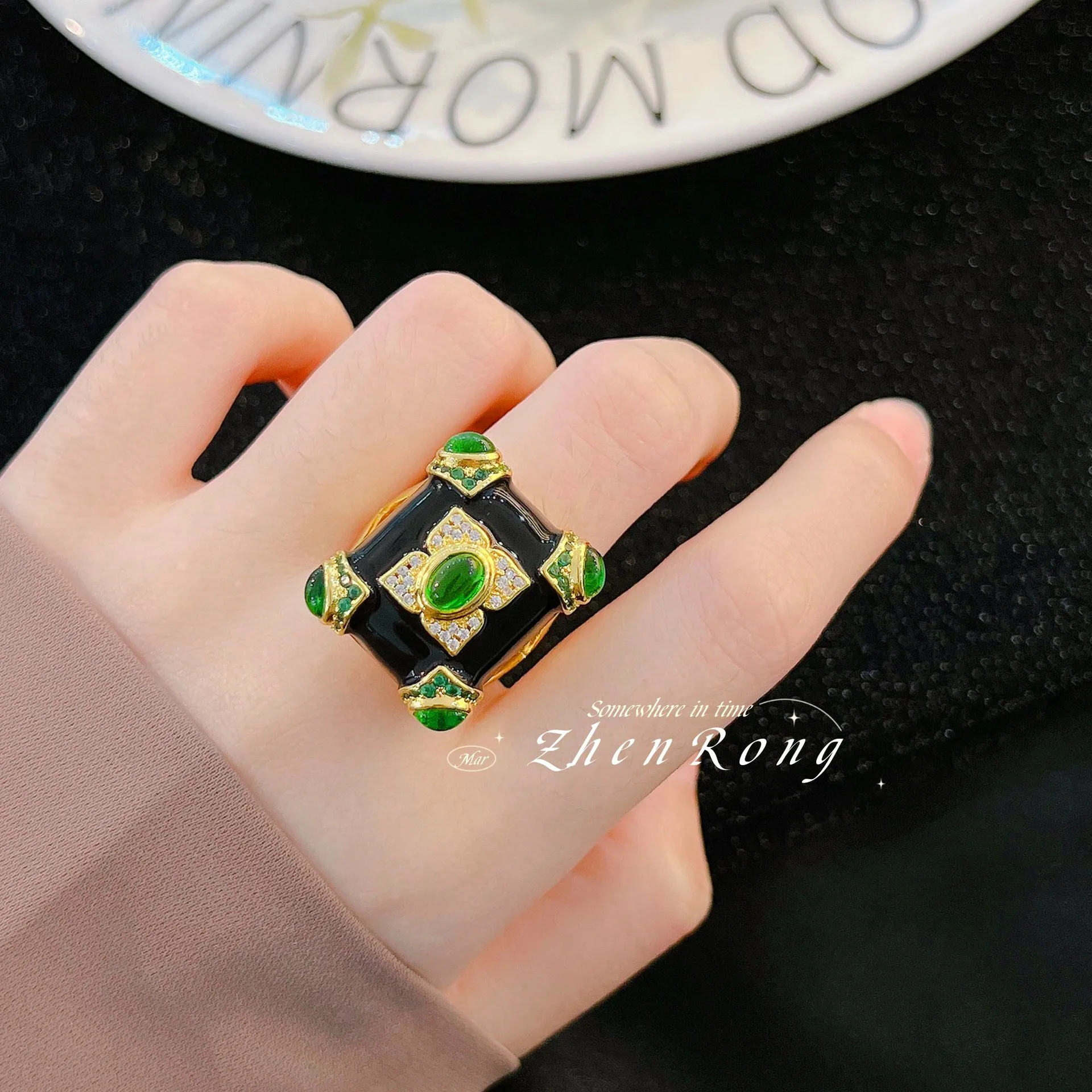 Foydjew European American Retro Emerald Green Gem Rings Art Deco Style Plated 18K Gold Enamel Glaze Black Onyx Ring For Women
