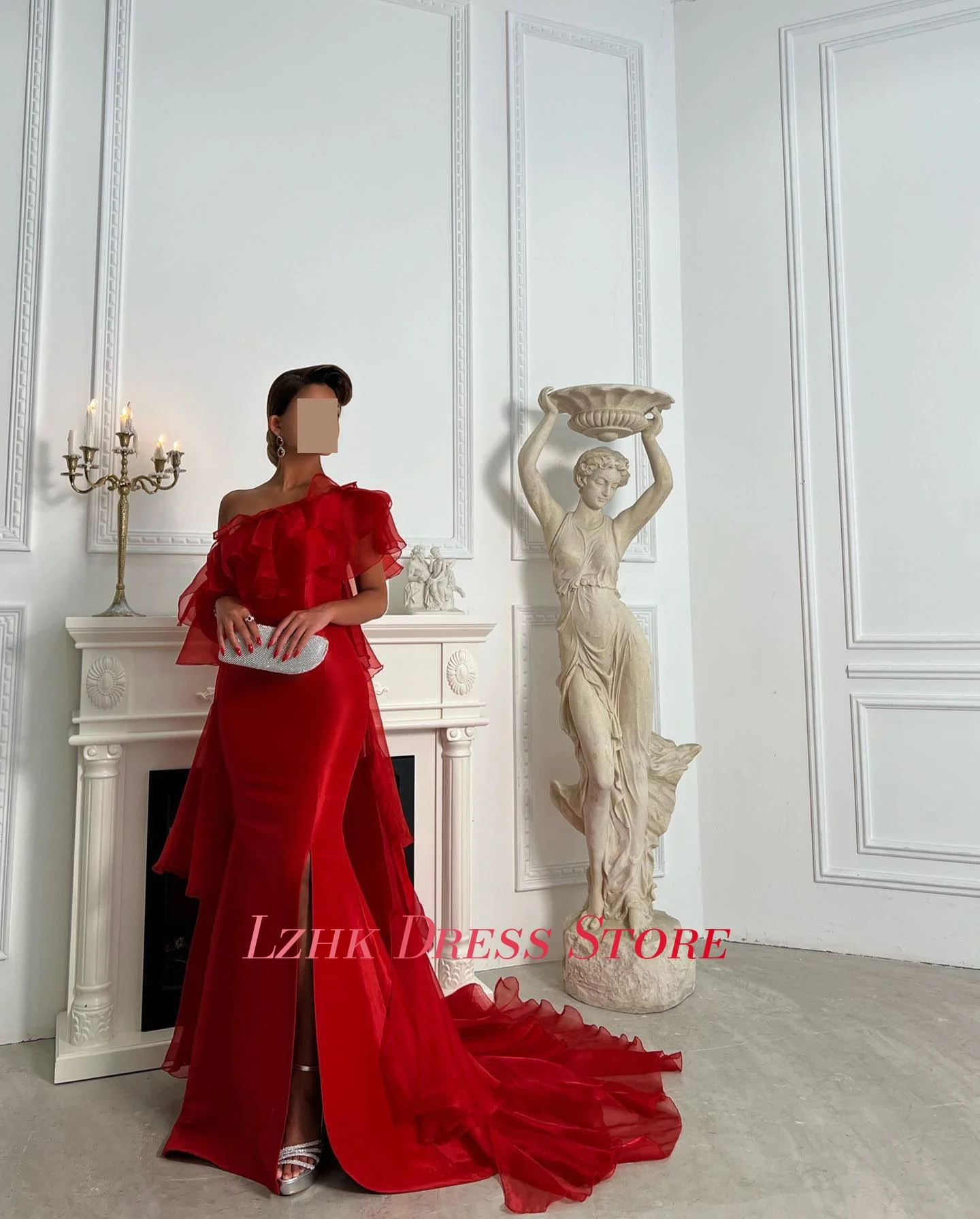 Abito da sera a strati con una spalla a sirena in raso con temperamento personalizzato. Graziosi abiti da ritorno a casa con maniche corte e lunghezza fino al pavimento